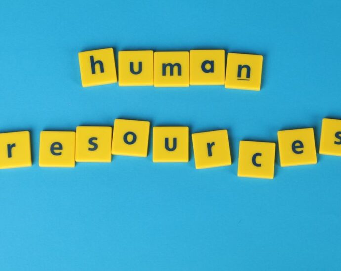 Een professionele HR-specialist biedt begeleiding aan een werknemer die langdurig ziek is, binnen een kantooromgeving.