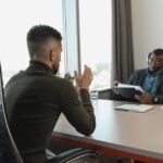 Een recruiter bespreekt een vacature-intake met een hiring manager, wat essentieel is voor succesvolle recruitment.