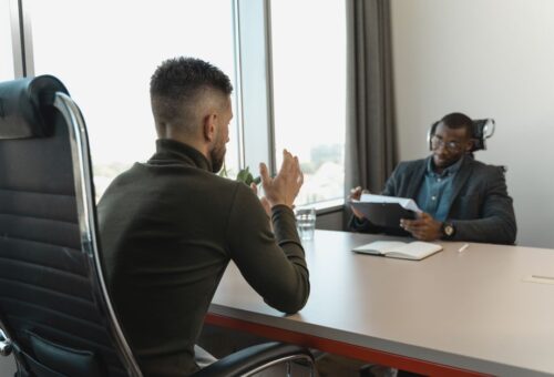 Een recruiter bespreekt een vacature-intake met een hiring manager, wat essentieel is voor succesvolle recruitment.