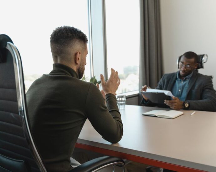 Een recruiter bespreekt een vacature-intake met een hiring manager, wat essentieel is voor succesvolle recruitment.
