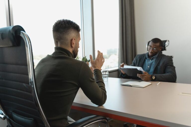 Een recruiter bespreekt een vacature-intake met een hiring manager, wat essentieel is voor succesvolle recruitment.