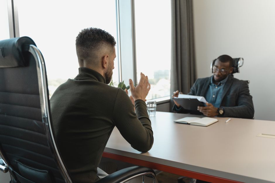 Een recruiter bespreekt een vacature-intake met een hiring manager, wat essentieel is voor succesvolle recruitment.